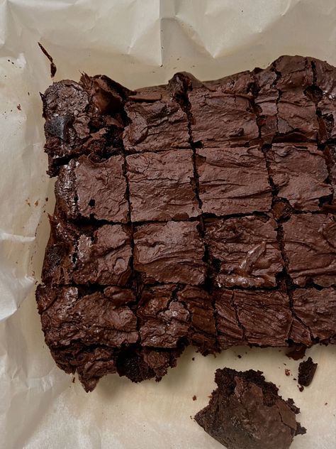 Aesthetic Brownies, Brownies Aesthetic, Baking Fall, Brown Aesthetic, Fall Autumn, Brownies, The Day, Baking, White