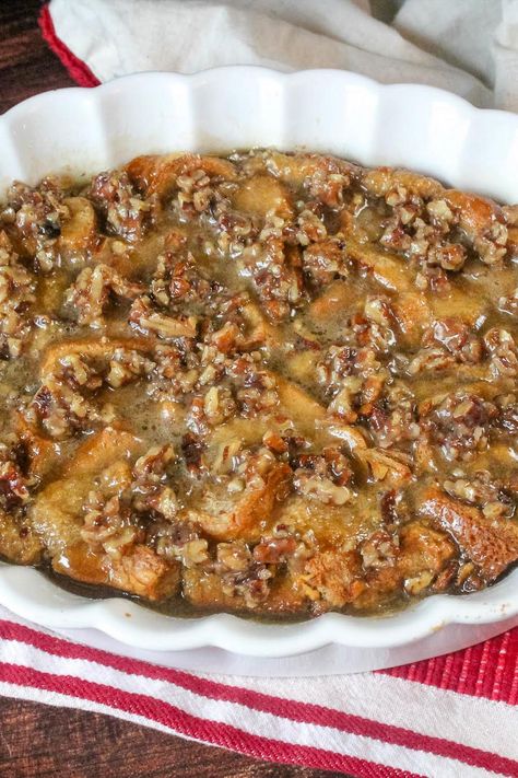 Praline Pecan Bread Pudding With Rum Sauce Pecan Bread Pudding, Rum Sauce, Pecan Praline, Chocolate Bread Pudding, New Orleans Recipes, Cake Mug, Classic Apple Pie, Holiday Baking Recipes, Chocolate Pecan Pie