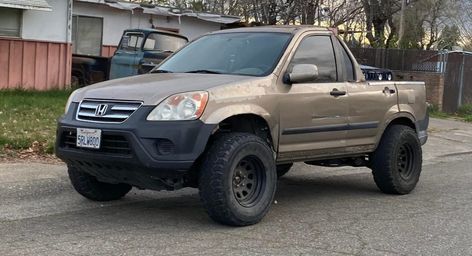 What do you do with a damaged second-gen Honda CR-V? Well, a pickup conversion is one option. Honda Crv Awd, Honda Crv 4x4, Truck Bumpers, Lifted Cars, Ferrari Car, Car Projects, Mini Trucks, Automotive News, Honda Crv