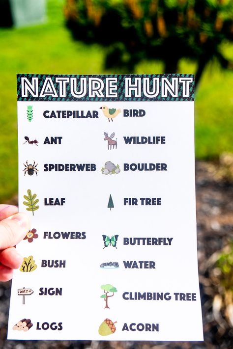 This nature scavenger hunt for kids will have kids searching for things commonly found in nature while also forgetting that they're bored! It's a great way to make getting outdoors or a walk through nature a little more fun! Camping Themed Games, Camping Themed Party Food, Camping Themed Party Decorations, Camp Out Birthday Party, Nature Scavenger Hunt Printable, Nature Walk Scavenger Hunt, Camping Scavenger Hunts, Camping Party Favors, Nature Scavenger Hunt