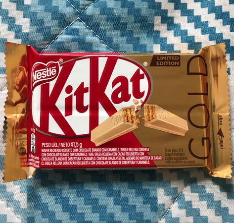 Bom demais! OMG! De caramelo #kitkatgold 0utubro 2020 Kit Kat, Chocolate Bar, Candy Bar, Chocolates, Candy, Gold