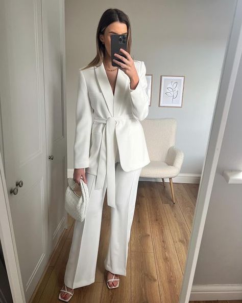 Deirdre Phelan on Instagram: "This new Zara suit is making me excited for summer!! 😍 Love it also paired with the jeans 🤍✨ Blazer: 2310/187 Trousers: 2216/118" High Waisted Trousers Outfit, White Blazer Women, Blazer With Belt, Blazer Suit Women, Shawl Collar Blazer, Womens Office, Trouser Outfit, Purple Suits, Oufits Casual