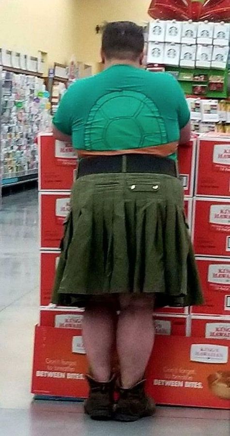 The 24 Weird People of Walmart That Are on Another Level - DrollFeed Weird People At Walmart, Funny Walmart People, Funny Walmart Pictures, Walmart Pictures, Funny Snapchat Pictures, Walmart Funny, Funny People Pictures, Walmart Fashion, Funny Pictures With Captions