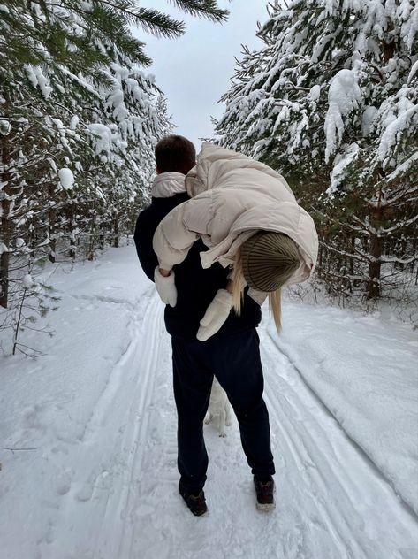 Darkest Temptation, Winter Couple Pictures, Mode Au Ski, Image Couple, Snow Pictures, Winter Photoshoot, Winter Inspo, Winter Photos, Winter Photo