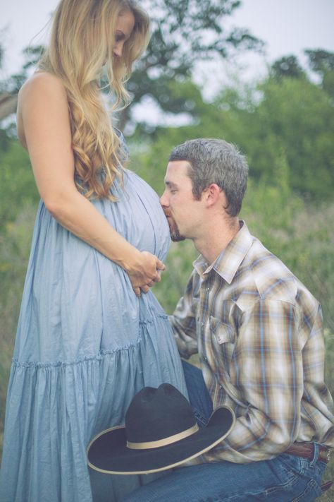 Maternity Photography Country Rustic, Western Maternity Shoot With Husband, Western Maternity Pictures, Country Maternity Photography, Picture Background Ideas, Country Maternity Photos, Country Maternity, Fall Maternity Photos, Maternity Photography Poses Outdoors