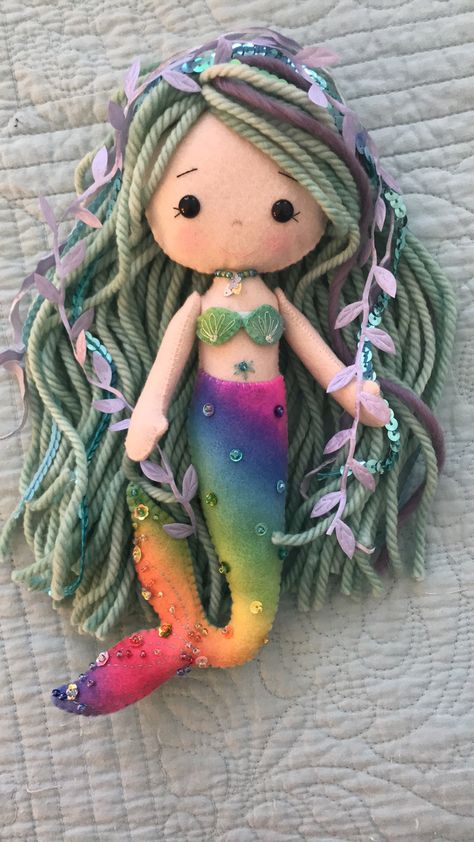 Dolls Handmade Diy, Mermaid Crafts, Felt Crafts Patterns, Homemade Dolls, Yarn Dolls, Mermaid Diy, Mermaid Pattern, Mermaid Dolls, Fabric Toys