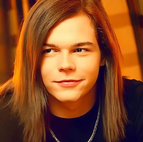 Georg Listing Cute, Brooklyn Baby Lana Del Rey, I Fall To Pieces, Georg Listing, Tokyo Hotels, Pop Rock Bands, Bill Kaulitz, Canal No Youtube, Tom Kaulitz