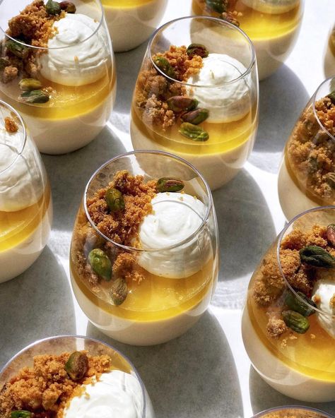 Earl Grey Panna Cotta, Gourmet Desserts Presentation, Shortbread Crumble, Pistachio Crumble, Lemon Panna Cotta, Cup Desserts, Pistachio Shortbread, Pastry Ideas, Sweet Table Wedding