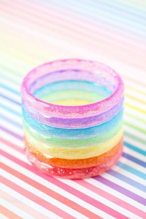 Glitter Bracelets, Bracelets Kids, Make A Rainbow, How To Make Resin, Play Dress Up, Handmade Holiday Gifts, Diy Rainbow, Resin Glitter, Resin Bracelet