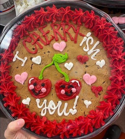 Funny Cookie Cakes, Valentine Cookie Cakes Decorated, Valentines Cookie Cake Decorating Ideas, Valentine’s Day Cookie Cake, Big Chocolate Chip Cookies, Valentines Cakes And Cupcakes, Christmas Cupcake Cake, Cookie Cake Decorations, Super Cookies