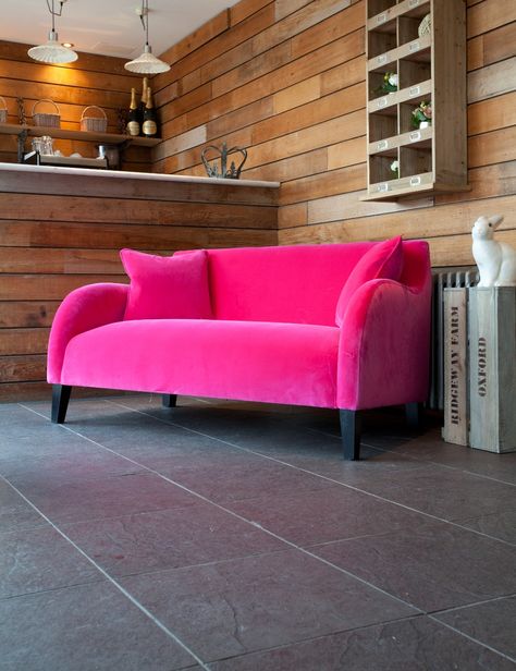 Pink velvet sofa Pink Sofas, Rosa Sofa, Pink Velvet Couch, Lounge Inspiration, Pink Velvet Sofa, Vintage Leather Sofa, Pink Couch, Pink Furniture, Velvet Couch