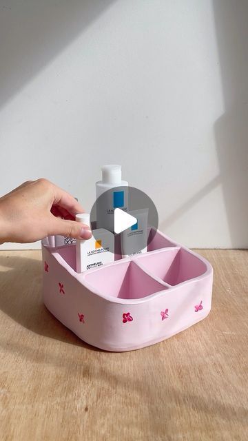 Sculpd | Craft Reinvented on Instagram: "Make your own cosmetics organiser 🥰🌸🙌🧴  #airdryclay #pottery #clayart #autumn #autumnvibes #aesthetic #girly #giftideas #skincare #makeup" Airdryclay Ideas, Save Your Tears, Homemade Clay, Makeup Organization Diy, Diy Bowl, Aesthetic Girly, Beauty Organization, Clay Crafts Air Dry, Make Up Organiser