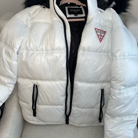 GUESS puffer Jacket white small Guess Puffer Jacket, Fur Hood, Puffer Jacket, Faux Fur, Puffer, Outfit Inspo, Fashion Tips, Clothes Design, White