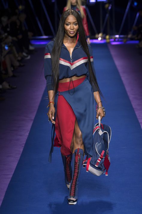 Versace | Ready-to-Wear Spring 2017 | Look 29 Versace Runway, Versace Spring, Style Sportif, Milano Fashion Week, Sport Style, Sport Chic, Naomi Campbell, Red Outfit, Fashion 2017