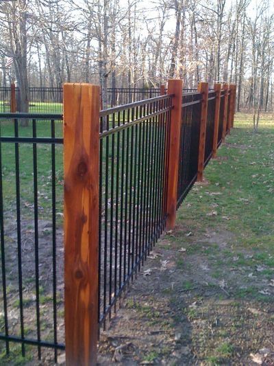 Farmhouse Fence, Ideas For Front Yard, Fence Design Ideas, Tor Design, Black Fence, Diy Fence, Front Yard Fence, Farm Fence, The Residents