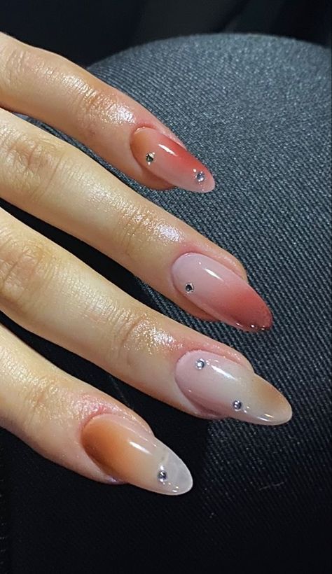 Fall Airbrush Nails, Aura Nails Fall, Neutral Aura Nails, Fall Aura Nails, Red Aura Nails, College Nails, Aura Nail, Nail Design Gold, Trendy Short Nails