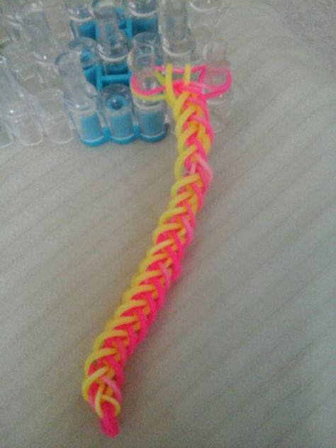 Loom Band Bracelets Step By Step, Rainbow Loom Bracelet Ideas Easy, Beaded Rainbow Loom Bracelets, Two Peg Rainbow Loom Bracelets, Rubber Band Loom Tutorial, Easy Rainbow Loom Patterns, Loom Bracelet Patterns Rubber Band Easy, Rubber Band Loom Patterns, Rainbow Loom Tutorials Step By Step Easy