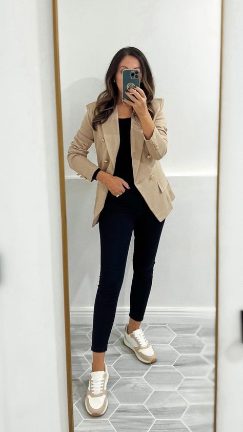 Beige Blazer Outfits Women, Khaki Blazer Outfit, Blazer Outfits Women, Look Office, Blazer Outfits For Women, Business Attire Women, Fest Outfits, Weather Outfits, Office Casual Outfit