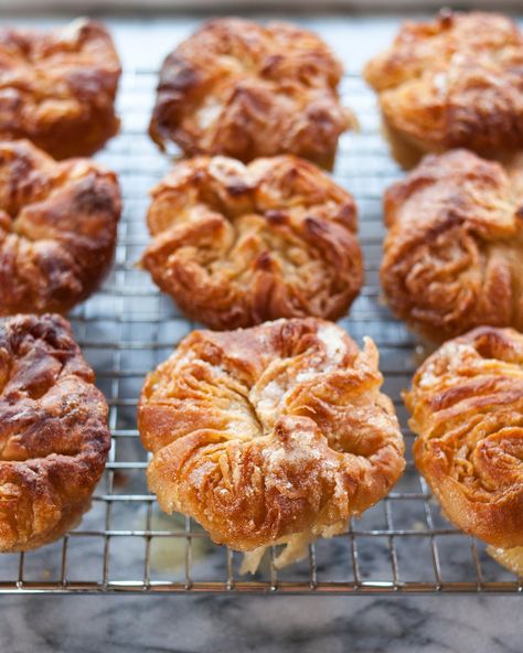 Receta paso a paso para DKA. Probada y funciona Kouign Amann, Pane Dolce, British Baking, Breakfast Pastries, Cooking Lessons, French Pastries, Pastry Recipes, Easter Recipes, Freshly Baked