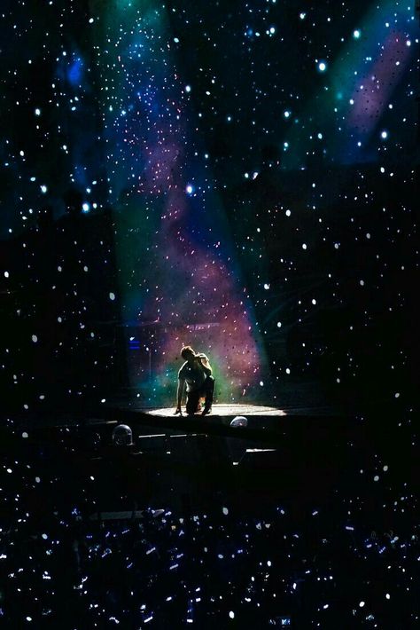 Coldplay Art, Coldplay Wallpaper, Coldplay Live, Coldplay Chris, Chris Martin Coldplay, A Sky Full Of Stars, Coldplay Concert, Iphone Wallpaper Music, Wallpaper Music