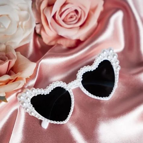 Pearl Heart Sunglasses Bride Sunglasses Bachelorette Bride Heart Sunglasses Bride Gift for Bridesmaid Pink Decoration Hen Party Sunglasses Bride, Sunglasses Bachelorette, Bride Sunglasses, Bachelorette Balloons, Bachelorette Banner, 5 Balloons, Got Party, White Bride, Classic Brides