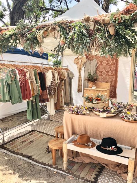 Modern Pop Up Shop, Popup Booth Display, Boho Farmers Market Booth, Boho Store Decor, Clothes Booth Design, Popup Market Booth, Clothes Booth Display, Aesthetic Vendor Booth, Market Booth Backdrop