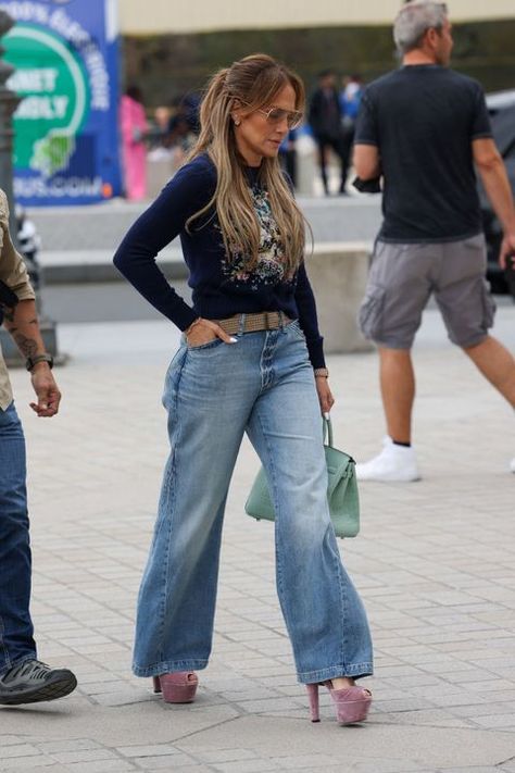 Honeymoon In Paris, Jennifer Lopez Outfits, Honeymoon Wardrobe, Jennifer Lopez And Ben Affleck, Jean Wide Leg, J Lo Fashion, Jennifer Lopez Jeans, Low Jeans, Chic Clothing Style