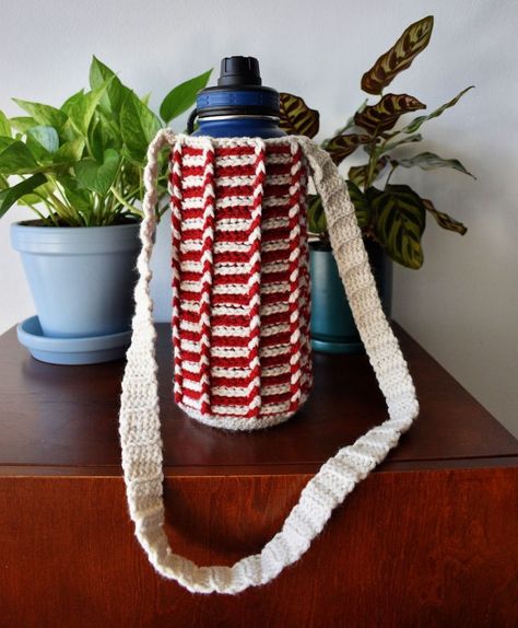 Hydroflask Crochet Holder, Water Holder Crochet, Crochet For Office, Easy Crochet Presents, Small Crochet Gifts For Men, Crochet Present Ideas, Water Bottle Crochet Holder, Crochet Wine Bottle Holder, Crochet Back Loop Only