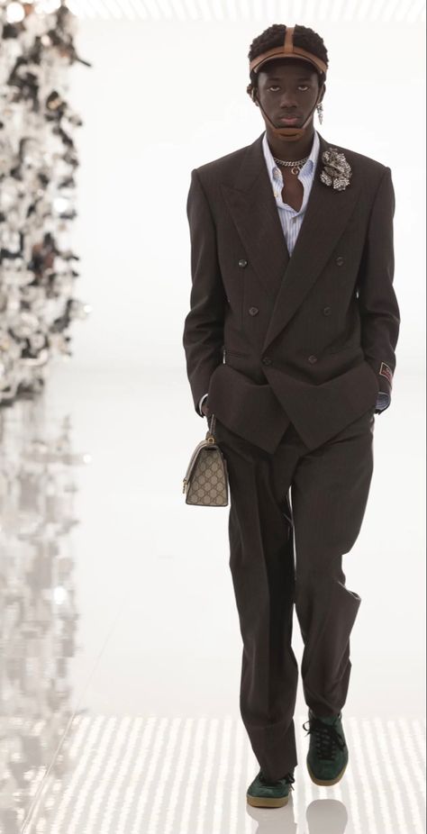 Mens Tailoring, Men Suit Fashion, Casual Suits Men, Men Runway, Gucci Runway, Gucci Suit, Balenciaga Style, Summer Runway, Gucci Balenciaga