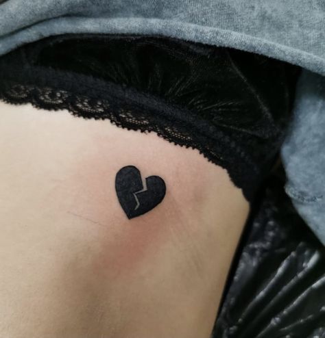 Small Colored Heart Tattoo, Heart Break Tattoos For Women, Broke Heart Tattoo, Heart Tattoos For Women, Anchor Heart Tattoo, Celtic Heart Tattoo, Pulse Tattoo, Black Heart Tattoo, Tattoo Klein