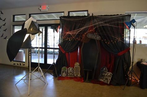 Diy Halloween Backdrops, Circus Costume Diy, Devil Photos, Photo Booth Halloween, Diy Halloween Backdrop, Halloween Booth, Photo Booth Diy, Rip 20s, Halloween Backdrops