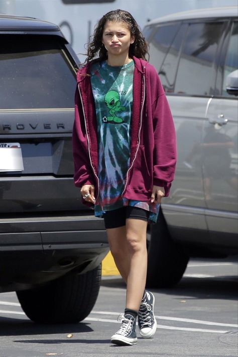 Zendaya Outfits Tomboys, Zendaya Style Street, Zendaya Street Style, Estilo Zendaya, Lesbian Outfits, Zendaya Outfits, Zendaya Style, Model Inspo, Tomboy Style Outfits