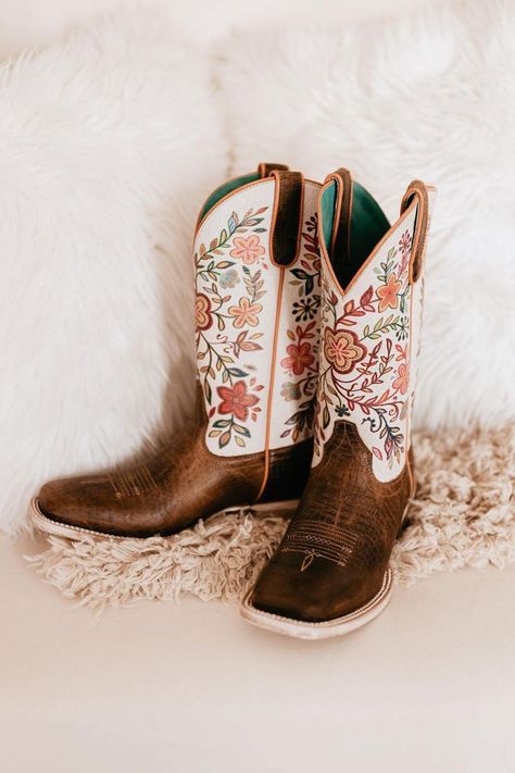 Cute Cowgirl Boots Cheap, Simple Western Boots, Womens Western Boots Square Toe, Western Style Shoes, Women’s Square Toe Cowboy Boots, Ariat Boots Women, Western Cowgirl Boots, Women’s Cowboy Boots, Ariat Outfit Women