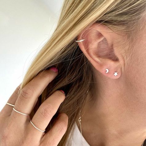 Tattoo Ear Behind, Ear Pricing, Aesthetic Ear Piercing, Tattoo Ears, Ear Piercing Aesthetic, Ear Piercings Aesthetic, Ear Aesthetic, Top Ear Piercing, Inner Ear Tattoo