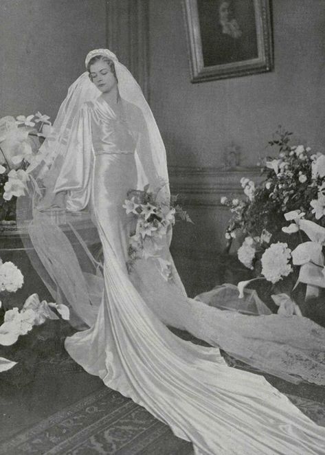 Glamorous Wedding Dresses, Maggy Rouff, Vintage Bridal Fashion, Bride Dress Vintage, 1930s Wedding, Vintage Brides, Stylish Wedding Dresses, Vintage Wedding Photos, Vintage Weddings