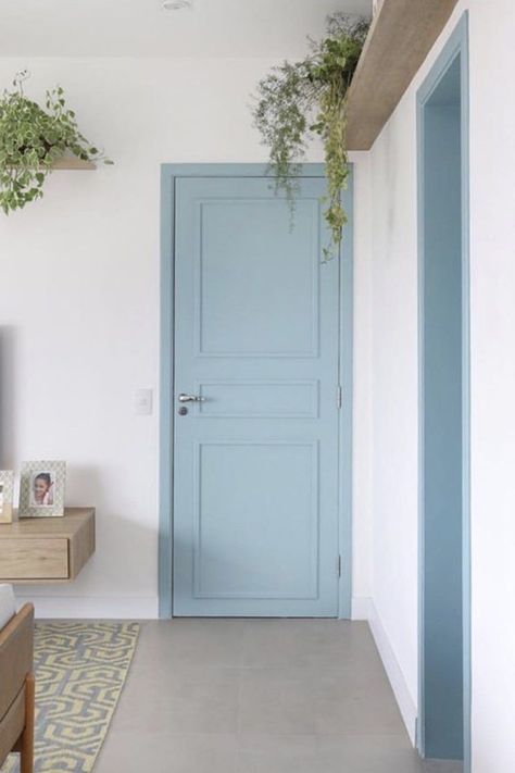 Peindre une porte intérieure Pastel Doors Interior, Small House Ideas Decorating, Colorful Doors Interior, Colored Doors Interior, Blue Interior Doors, Interior Door Colors, Beach House Design, Blue Door, Blue Rooms