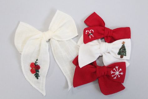 Diy Hair Accessories Tutorial, Christmas Hand Embroidery, Embroidered Hair Bows, Valentine Embroidery, Holiday Embroidery, Christmas Hair Accessories, Christmas Embroidery Patterns, Bow Template, Christmas Hair Bows