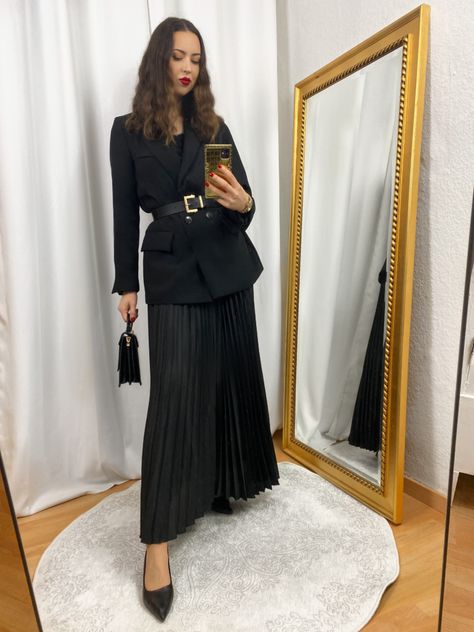 Pleated Skirt Outfit Classy, Maxi Pleated Skirt Outfit, Pleated Black Skirt Outfit, Pleated Long Skirt Outfit, How To Style Pleated Skirt, Long Pleated Skirt Outfit, Maxi Skirt Blazer, Black Long Skirt Outfit, Blazer And Skirt Outfits