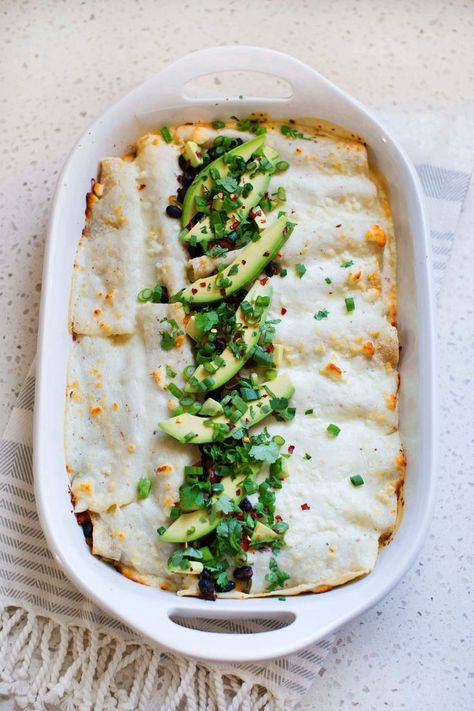 White Enchiladas, Enchiladas Vegetarian, Veggie Enchiladas, Creamy White Sauce, Comfort Food Recipes, Fit Food, A Beautiful Mess, White Sauce, Mexican Recipes