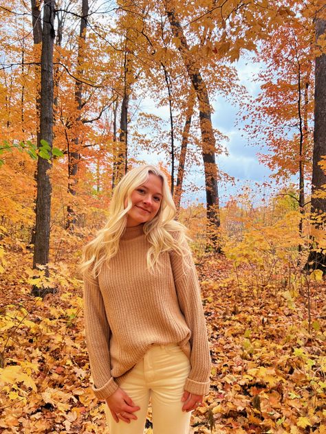 #fallfashion #fallphotos #falloutfit #wranglerjeans #minnesota #fall Minnesota Fall, Fall Photoshoot, Wrangler Jeans, Fall Photos, Minnesota, Fall Outfits, Autumn Fashion, Turtle Neck, Outfit Inspo