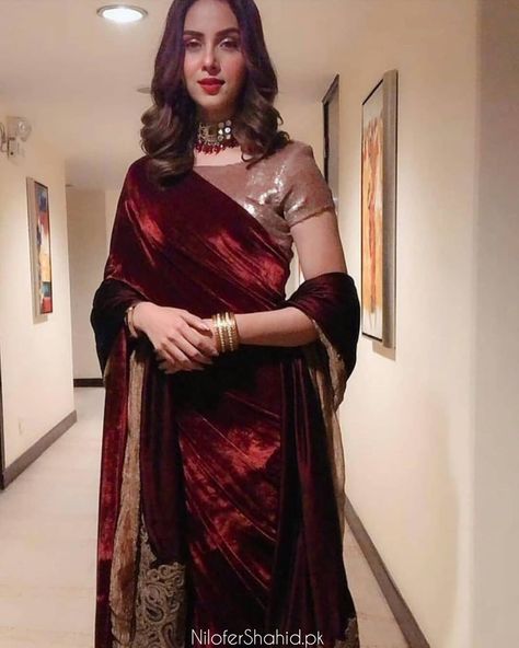 Nilofer shahid (@meeras.ns) • Instagram photos and videos Golden Blouse Design, Nilofer Shahid, Golden Blouse, Formal Saree, Pakistani Street Style, Pakistan Fashion, Velvet Shirt, Pakistani Designers, Indian Outfit