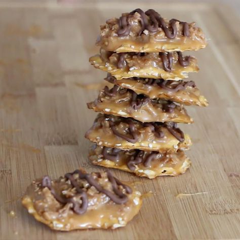 These chocolate-caramel snacks are dipped in chocolate and topped with chocolate chips and crumbled toffee brittle. Pretzel Crisps Recipe, Coconut Caramel Cookies, Snack Factory Pretzel Crisps, Chocolate Caramel Pretzels, Pretzel Crisps, Caramel Pretzels, Coconut Caramel, Cookie Snack, Caramel Cookies