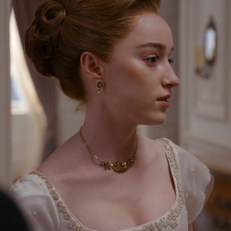 Era Makeup, Bridgerton Jewelry, Daphne Bridgerton, Phoebe Dynevor, Elegant Gloves, Jewelry Aesthetic, Girl Movies, Regency Era, Fashion Tv