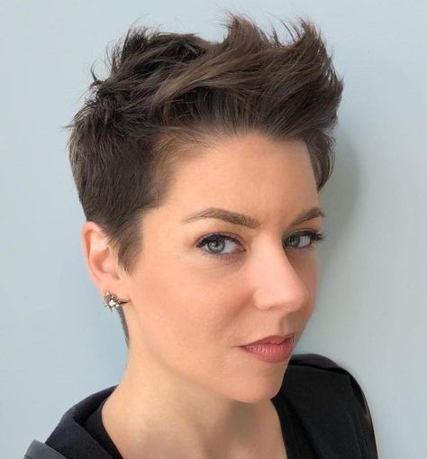 20 Bold Androgynous Haircuts for a New Look Androgynous Pixie Cut, Unisex Haircut, Short Androgynous Haircut, Tapered Fade, Non Binary Hair, Haircuts For Square Faces, Growing Out Pixie Cut, Style Androgyne, Bold Haircuts