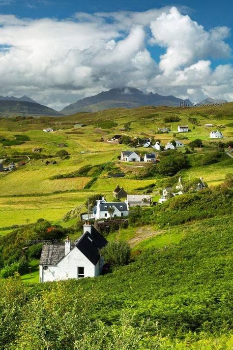 Scottish Highlands Isle Of Skye Scotland, Skye Scotland, Ireland Landscape, Landscape Beautiful, England And Scotland, Isle Of Skye, Scotland Travel, English Countryside, Places Around The World