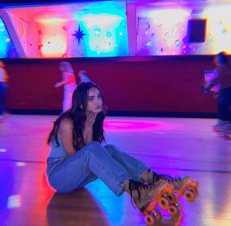 Roller Skating Instagram Pictures, Skate Roller Aesthetic, Roller Skating Rink Photoshoot, Roller Skating Rink Outfits, Skating Rink Photoshoot, Roller Rink Photoshoot, Roller Skating Outfits Aesthetic, Rollerblading Outfit, Roller Skate Photoshoot