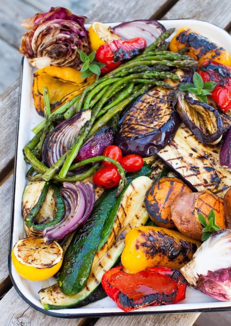 Vegetables Platter, Grilling Vegetables, Grilled Vegetable Recipes, Grilled Carrots, Grilling Recipes Sides, Healthy Grilling Recipes, Summer Veggies, Healthy Grilling, Salad With Sweet Potato