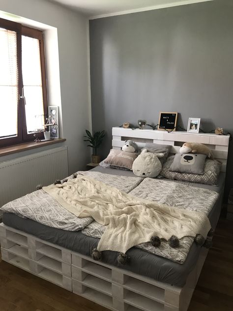 Bed Frame Made Of Pallets, Pallet Bed Frame Diy Full, Room Ideas Pallet Bed, Pallet Bed With Headboard, Bed Frame From Pallets, Palette Bed Twin Size, Pallet Bed Frame With Lights, Pallet Bed Single, Pallet Bed With Led Lights