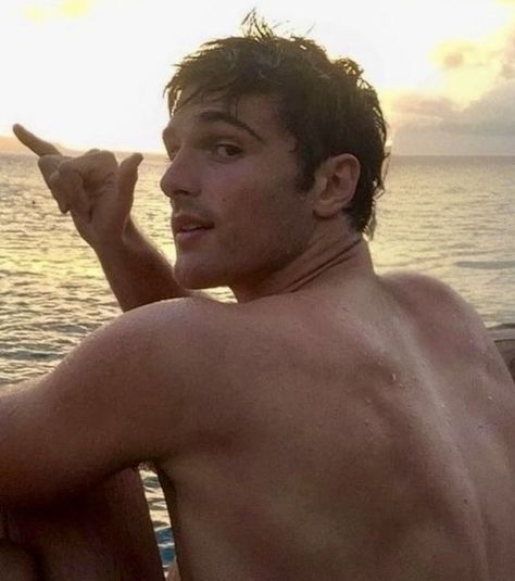 Jacob Elordi Pfp, Jacob Elordi Aesthetic, Jacob Elordi Kiss, Jacob Elordi Rares, Jacob Elordi Kissing Booth, Noah Flynn The Kissing Booth, Jacob Elordi Selfie, Jacob Elordi Funny, Jacob Elordi Reading