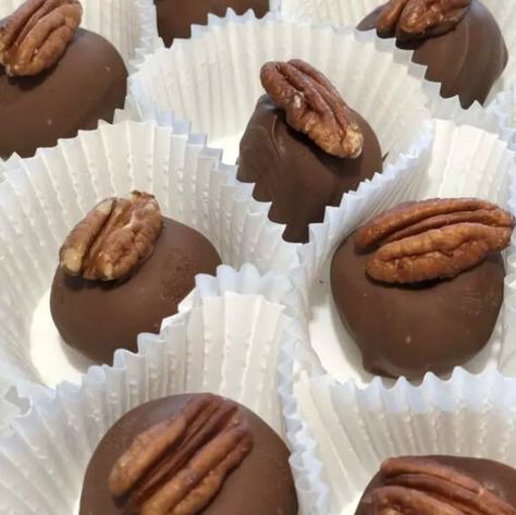 Kentucky Bourbon Balls Recipe Kentucky Derby Desserts, Bourbon Balls Recipe, Kentucky Derby Food, Kentucky Derby Recipes, Derby Recipe, Bourbon Balls, Chocolate Bourbon, Kentucky Bourbon, Chocolate Pecan